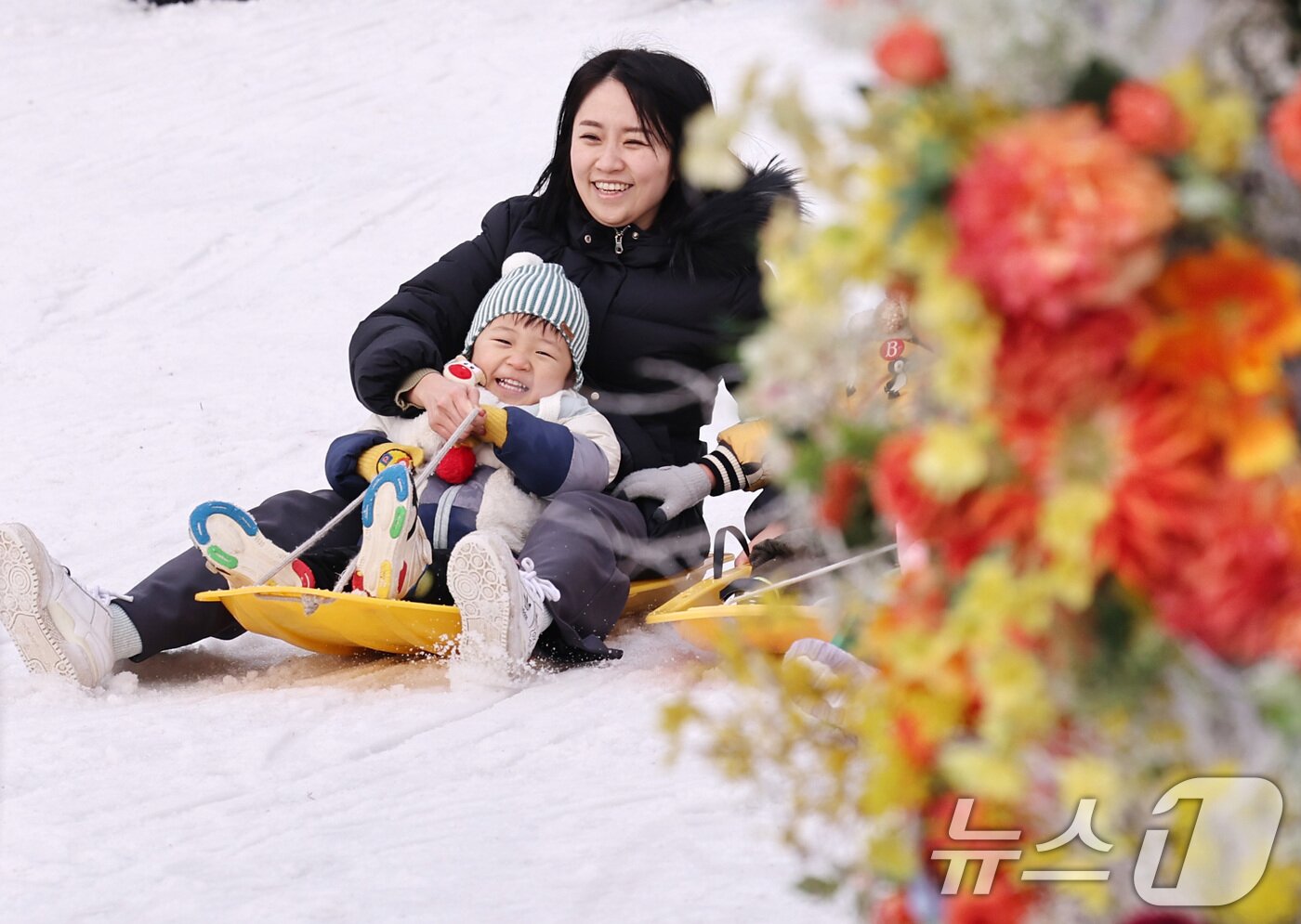 본문 이미지 - 18일 오후 서울 뚝섬한강공원 눈썰매장을 찾은 시민들이 썰매를 타고 있다. 2026.1.18/뉴스1 ⓒ News1 구윤성 기자