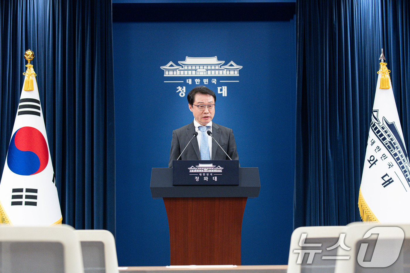 (서울=뉴스1) 이재명 기자 = 이규연 홍보소통수석이 18일 청와대 춘추관에서 정무수석 인사 발표를 하고 있다.청와대는 이날 브리핑을 통해 정무수석비서관으로 홍익표 전 더불어민주당 …