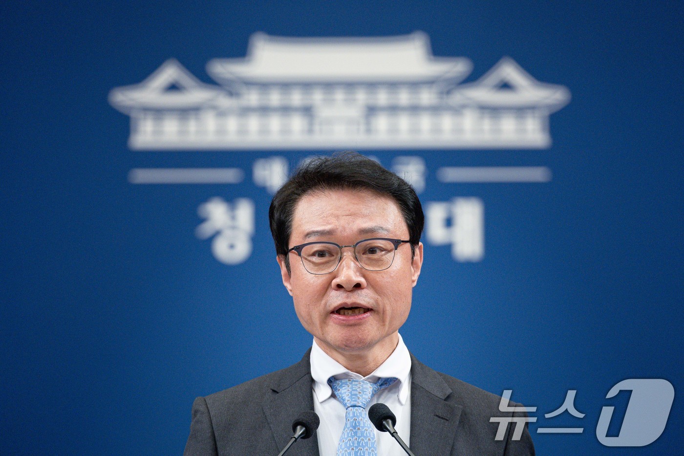 (서울=뉴스1) 이재명 기자 = 이규연 홍보소통수석이 18일 청와대 춘추관에서 정무수석 인사 발표를 하고 있다.청와대는 이날 브리핑을 통해 정무수석비서관으로 홍익표 전 더불어민주당 …