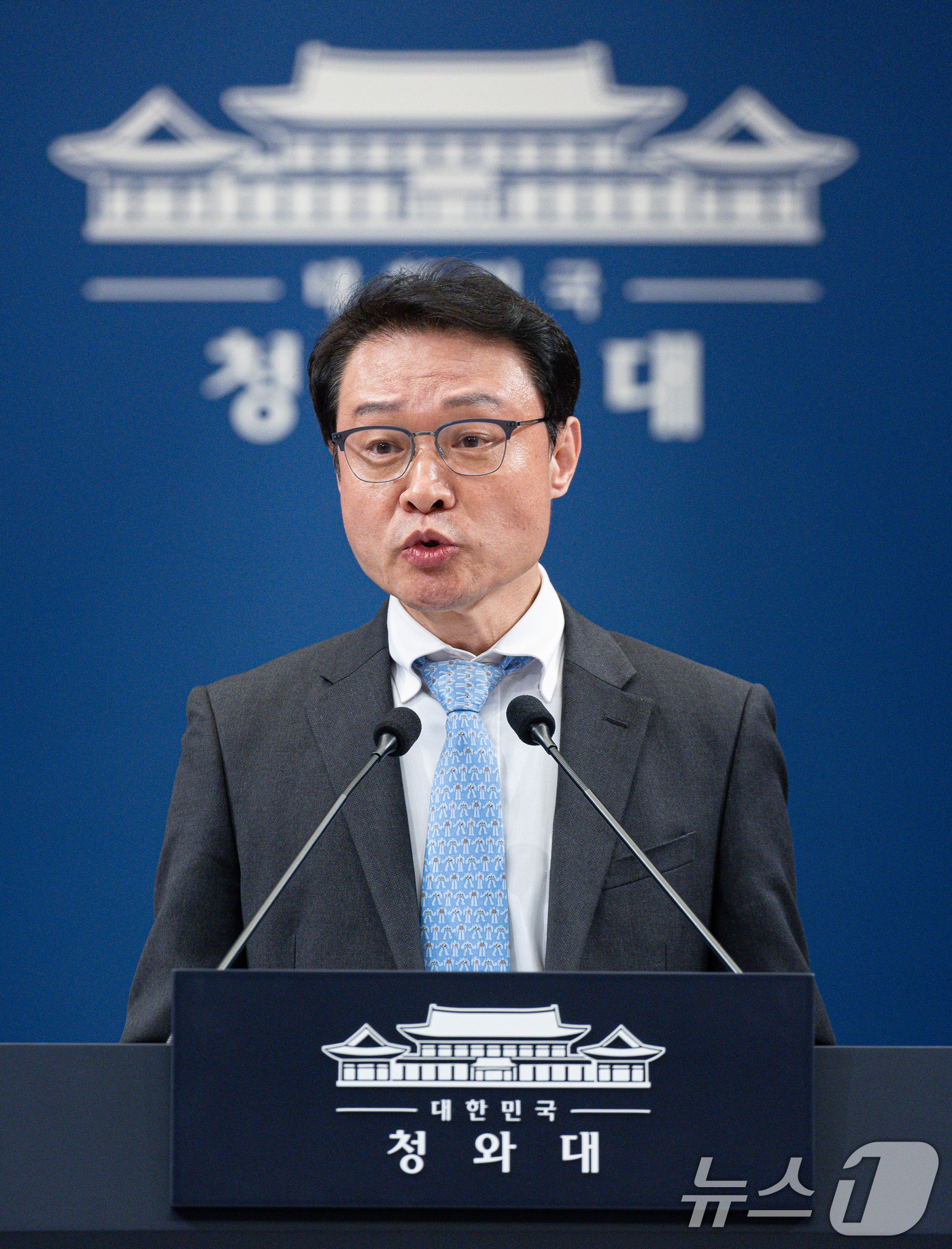 (서울=뉴스1) 이재명 기자 = 이규연 홍보소통수석이 18일 청와대 춘추관에서 정무수석 인사 발표를 하고 있다.청와대는 이날 브리핑을 통해 정무수석비서관으로 홍익표 전 더불어민주당 …