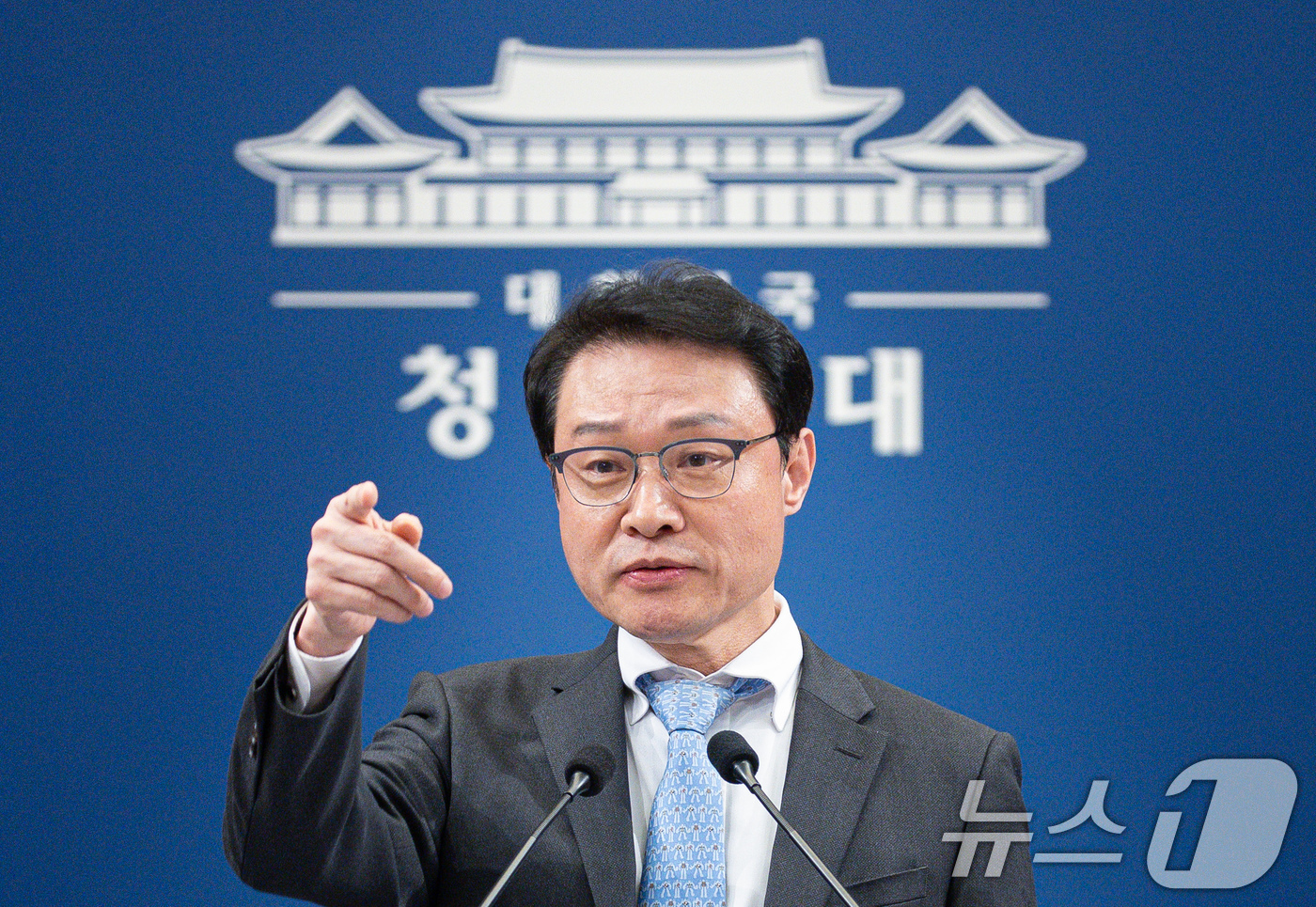 (서울=뉴스1) 이재명 기자 = 이규연 홍보소통수석이 18일 청와대 춘추관에서 정무수석 인사 발표를 마친 후 취재진 질문을 받고 있다.청와대는 이날 브리핑을 통해 정무수석비서관으로 …