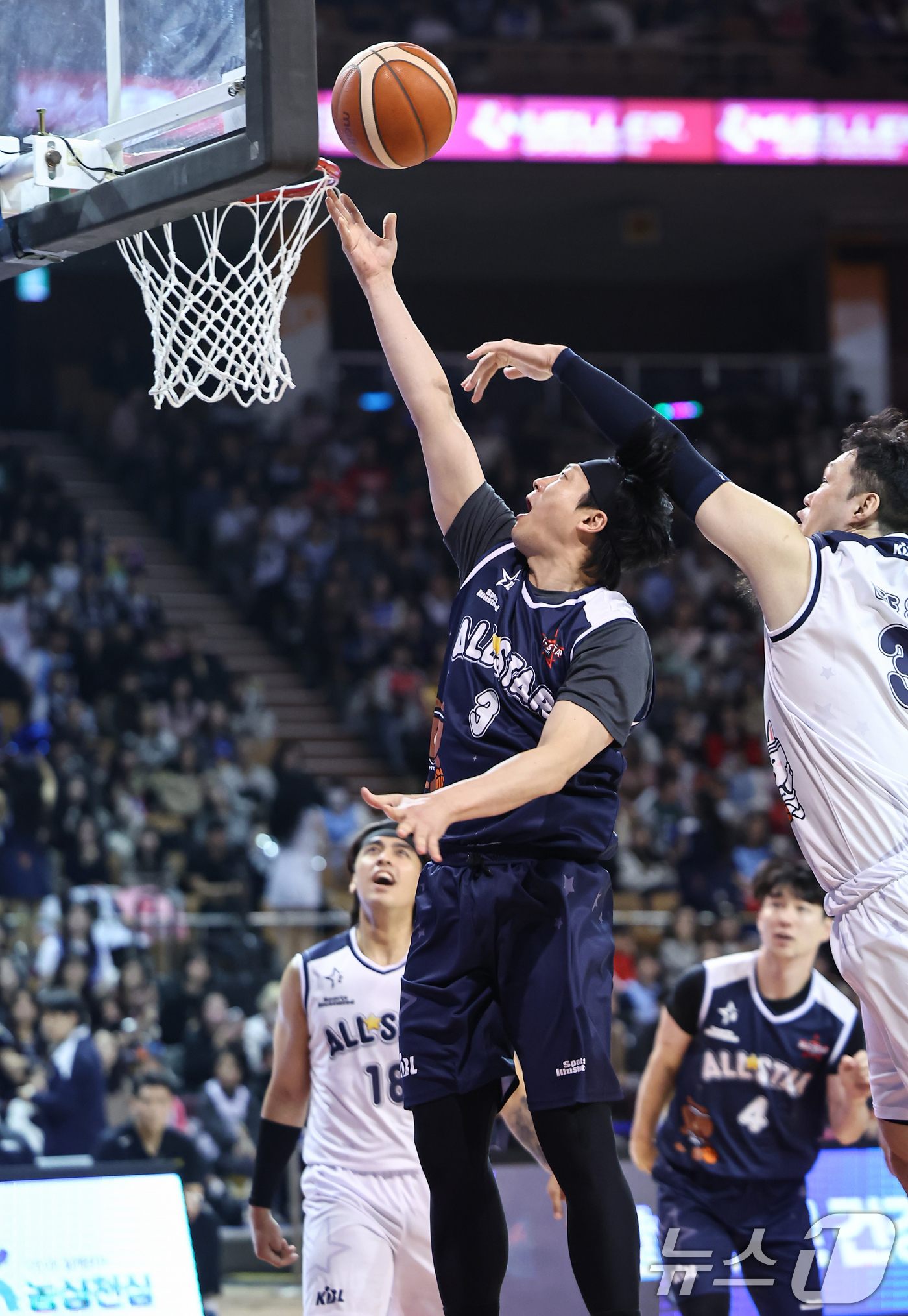 (서울=뉴스1) 김도우 기자 = 18일 오후 서울 송파구 잠실실내체육관에서 열린 2025-2026 LG전자 프로농구 올스타전 팀 브라운과 팀 코니의 경기, 팀 브라운 이정현이 슛을 …