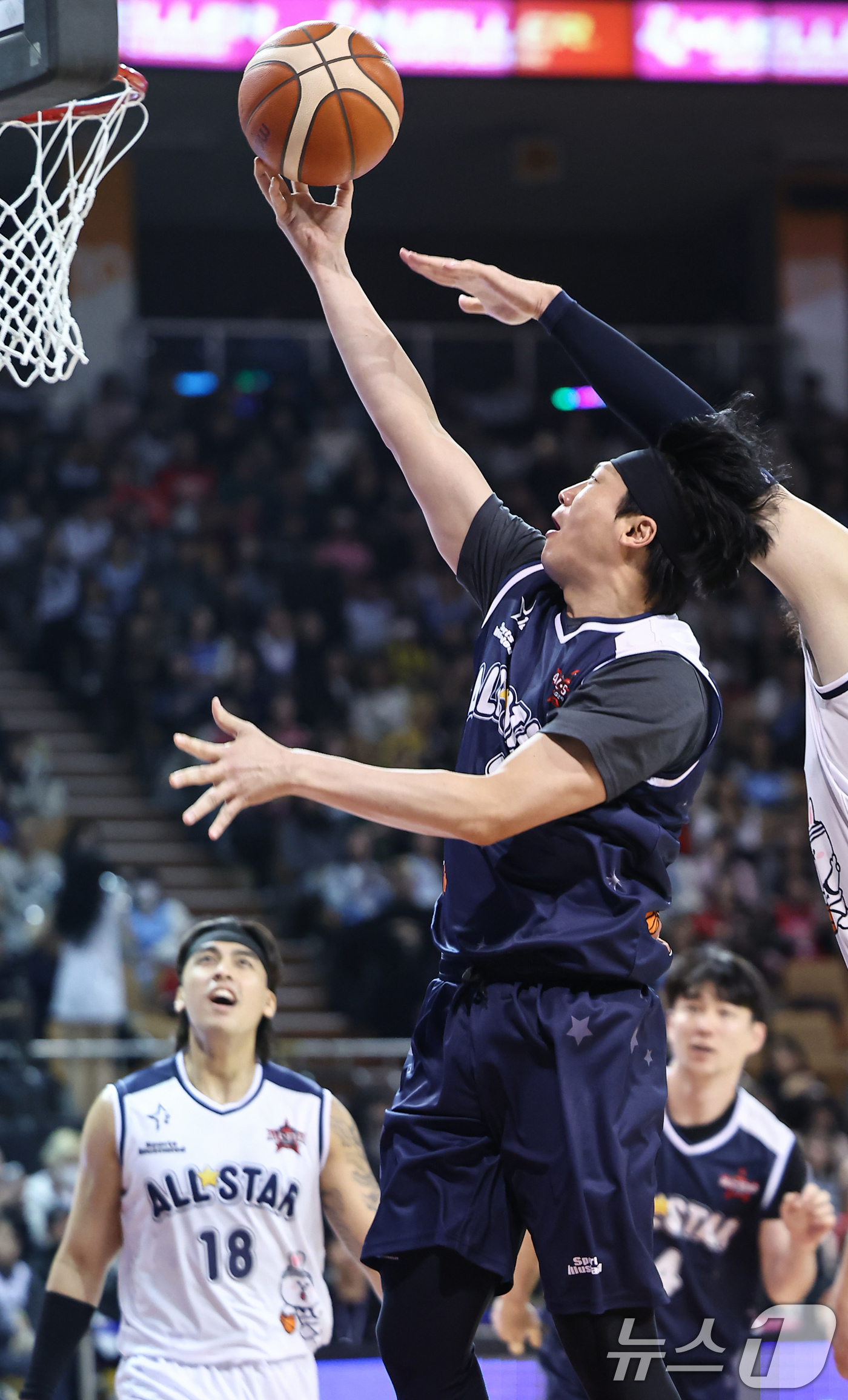 (서울=뉴스1) 김도우 기자 = 18일 오후 서울 송파구 잠실실내체육관에서 열린 2025-2026 LG전자 프로농구 올스타전 팀 브라운과 팀 코니의 경기, 팀 브라운 이정현이 슛을 …