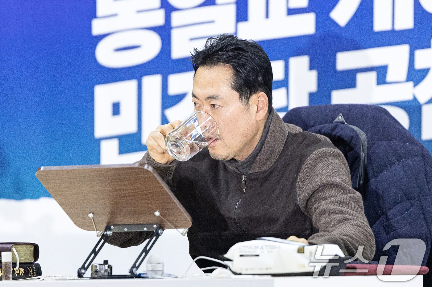 본문 이미지 - 더불어민주당의 통일교 및 공천뇌물 특검 수용을 촉구하며 4일째 단식을 이어가고 있는 장동혁 국민의힘 대표가 18일 서울 여의도 국회 로텐더홀에서 물을 마시고 있다. 2026.1.18/뉴스1 ⓒ News1 이승배 기자