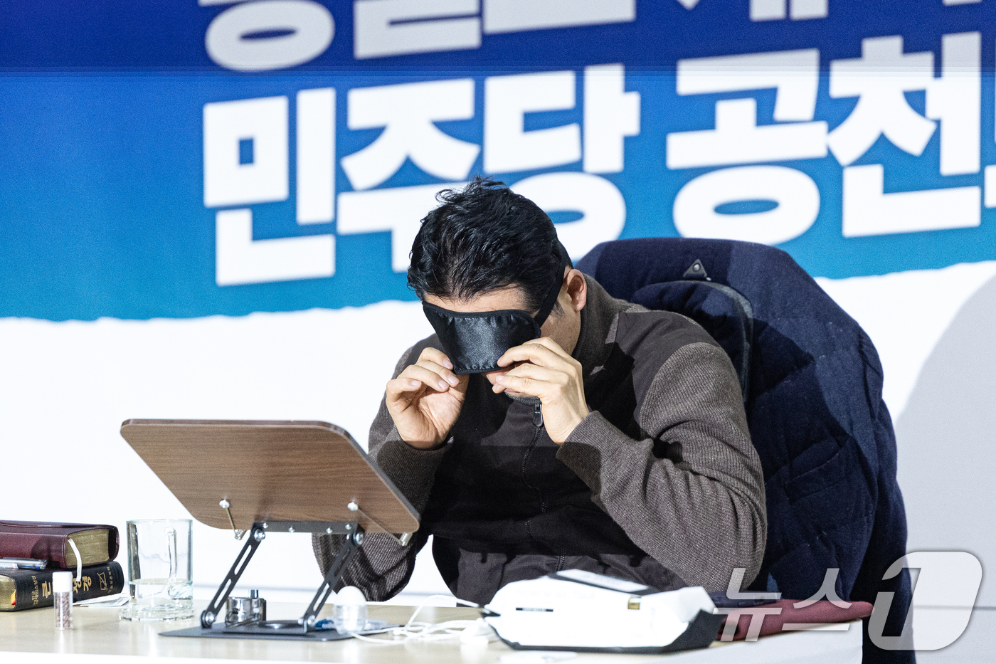 (서울=뉴스1) 이승배 기자 = 더불어민주당의 통일교 및 공천뇌물 특검 수용을 촉구하며 4일째 단식을 이어가고 있는 장동혁 국민의힘 대표가 18일 서울 여의도 국회 로텐더홀에서 안 …