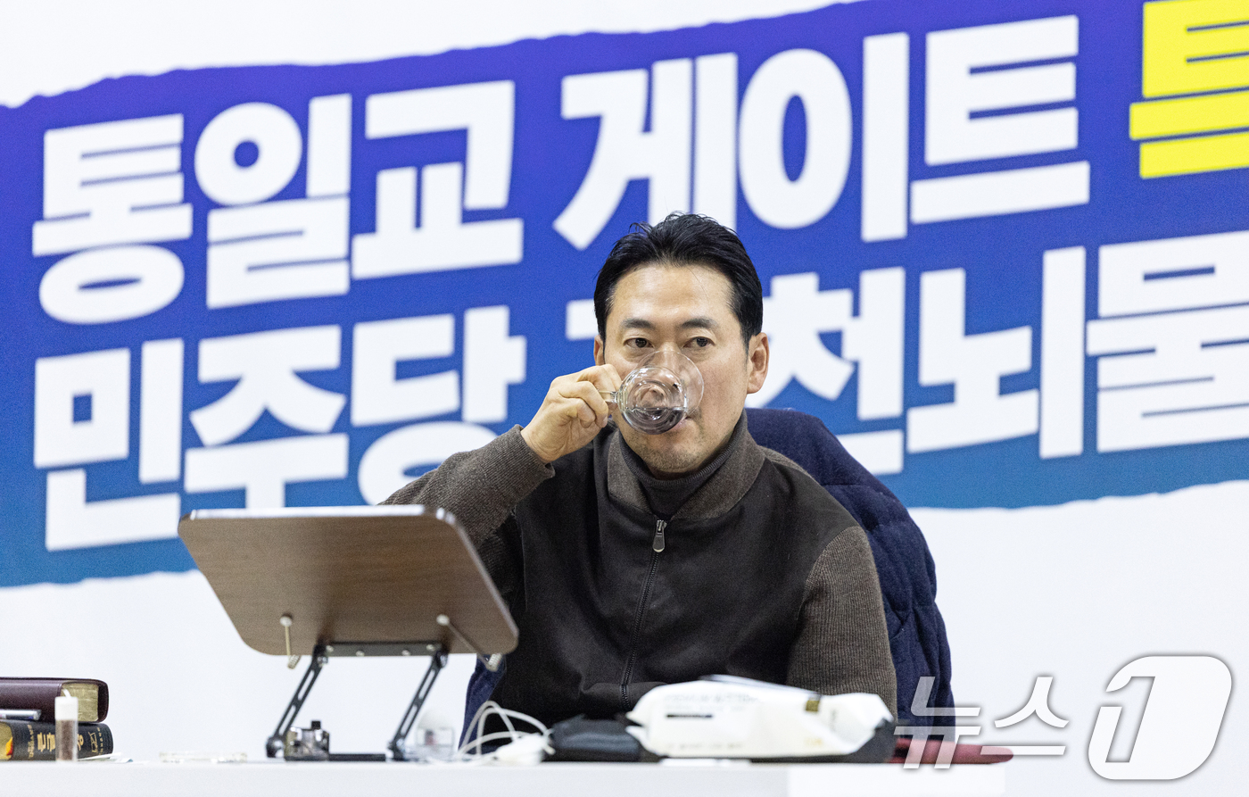 (서울=뉴스1) 이승배 기자 = 더불어민주당의 통일교 및 공천뇌물 특검 수용을 촉구하며 4일째 단식을 이어가고 있는 장동혁 국민의힘 대표가 18일 서울 여의도 국회 로텐더홀에서 물 …