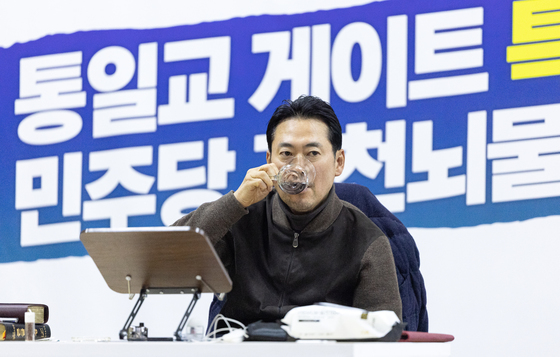 목 축이는 장동혁 대표