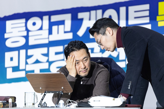 대화 나누는 장동혁 대표와 박준태 의원