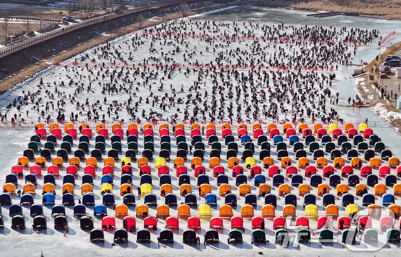 (서울=뉴스1) = 18일 강원도 평창군 진부면 오대천 일원에 열린 평창송어축제를 찾은 방문객들이 송어 얼음낚시를 즐기고 있다. (평창군 제공. 재판매 및 DB 금지) 2026.1 …