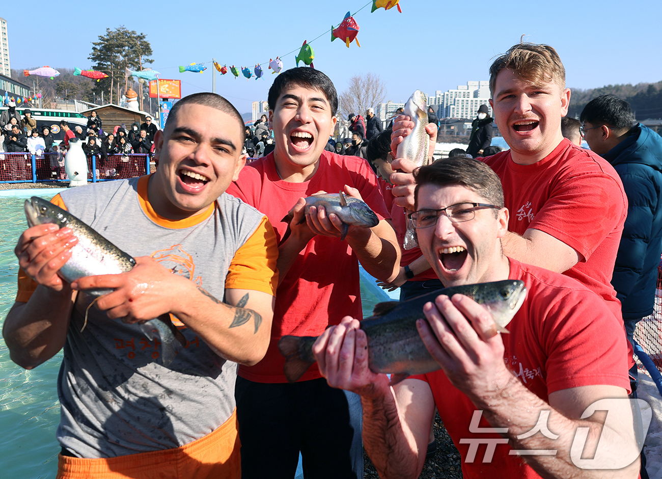 (서울=뉴스1) = 18일 강원도 평창군 진부면 오대천 일원에 열린 평창송어축제를 찾은 외국인 방문객이 송어 맨손잡기 체험을 즐기고 있다. (평창군 제공. 재판매 및 DB 금지) …