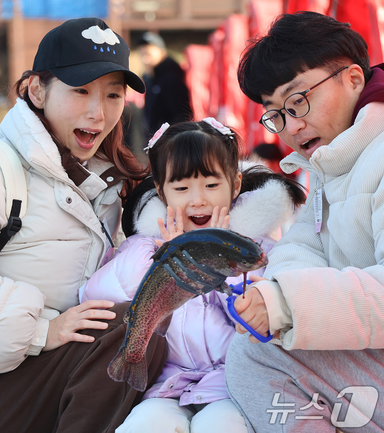 (서울=뉴스1) = 18일 강원도 평창군 진부면 오대천 일원에 열린 평창송어축제를 찾은 방문객들이 송어 얼음낚시를 즐기고 있다. (평창군 제공. 재판매 및 DB 금지) 2026.1 …