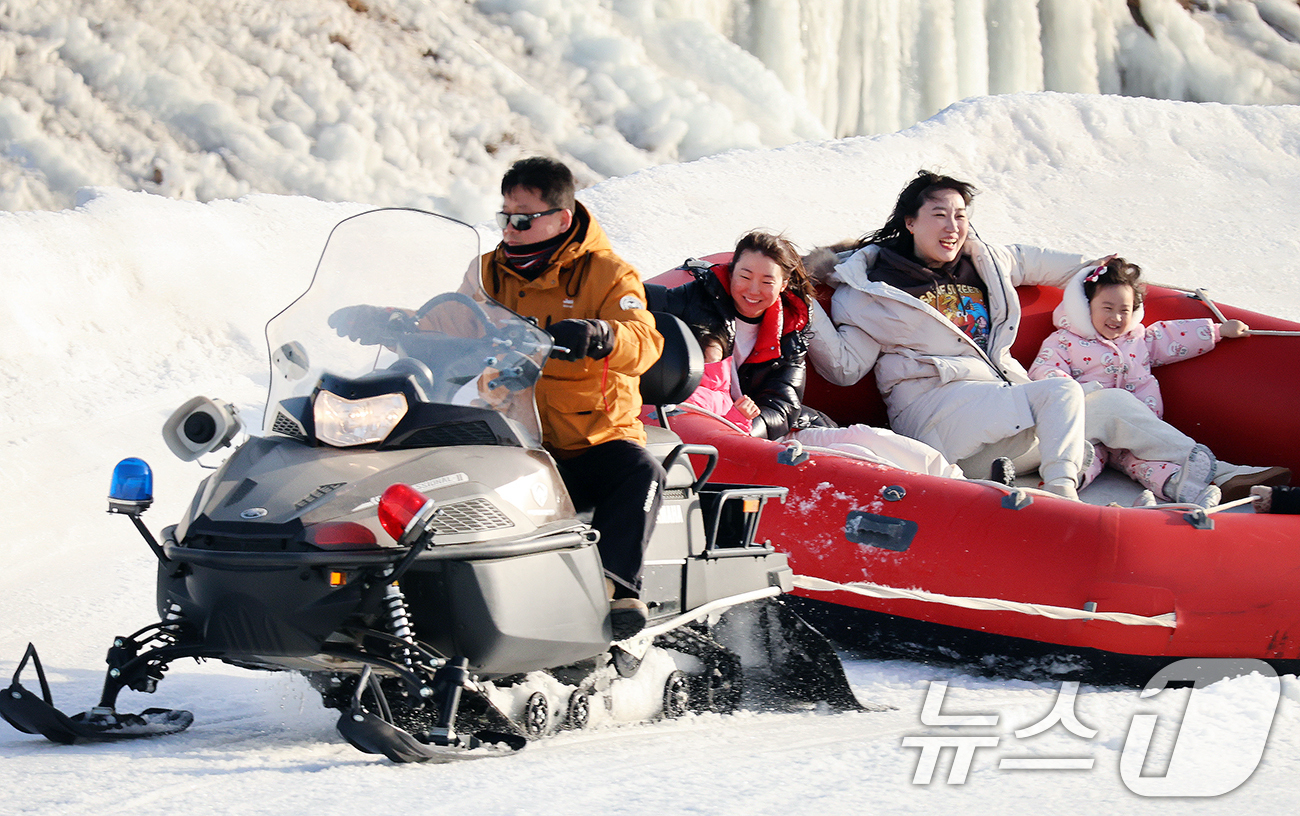 (서울=뉴스1) = 18일 강원도 평창군 진부면 오대천 일원에 열린 평창송어축제를 찾은 방문객들이 눈밭에서 스릴넘치는 스노우래프팅 즐기고 있다. (평창군 제공. 재판매 및 DB 금 …