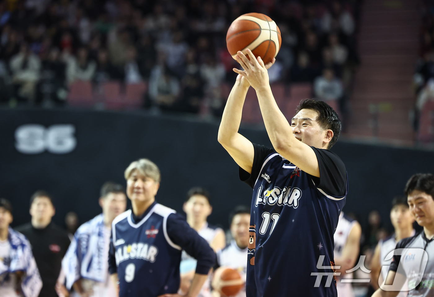 (서울=뉴스1) 김도우 기자 = 18일 오후 서울 송파구 잠실실내체육관에서 열린 2025-2026 LG전자 프로농구 올스타전 팀 브라운과 팀 코니의 경기, 팀 브라운 조상현 감독이 …