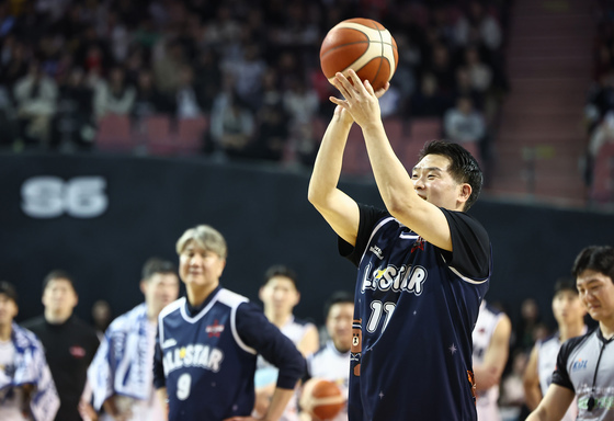 3점 슛 쏘는 조상현 감독