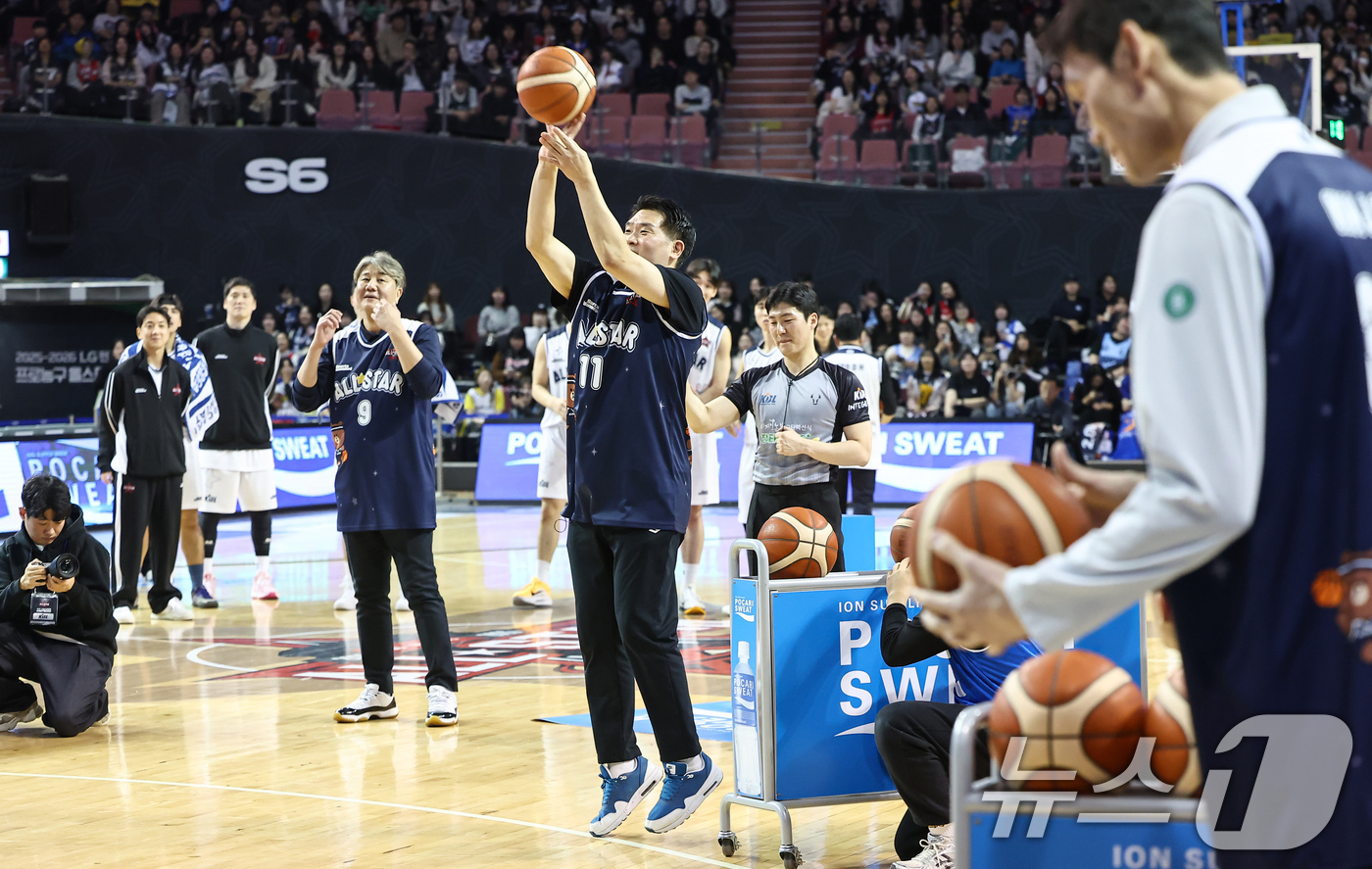 (서울=뉴스1) 김도우 기자 = 18일 오후 서울 송파구 잠실실내체육관에서 열린 2025-2026 LG전자 프로농구 올스타전 팀 브라운과 팀 코니의 경기, 팀 브라운 조상현 감독이 …