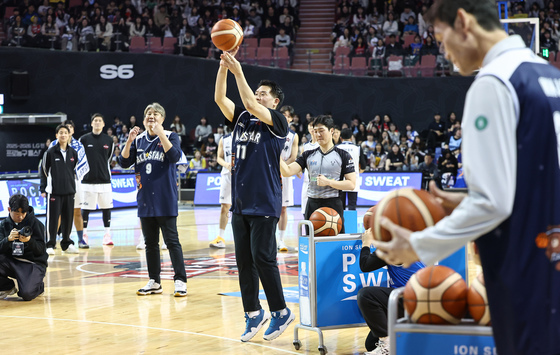 3점 슛 쏘는 조상현 감독