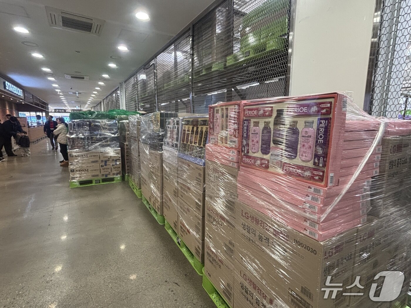 본문 이미지 - 부산시민공원 인근에 있는 대형마트에 진열대기 중인 설 선물세트들 2026.1.18/뉴스1 ⓒ News1 홍윤 기자