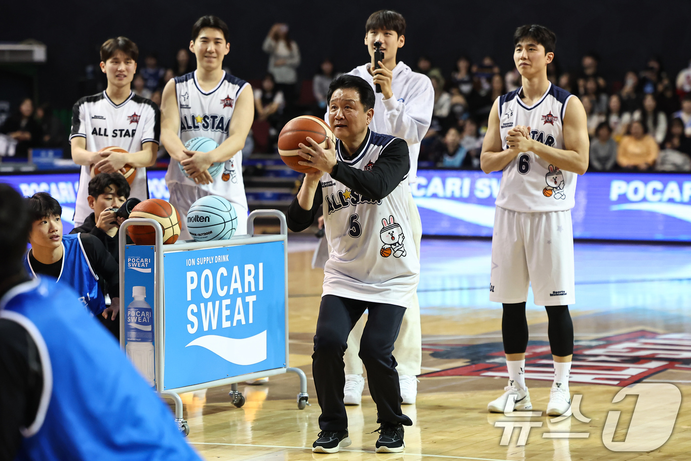 (서울=뉴스1) 김도우 기자 = 18일 오후 서울 송파구 잠실실내체육관에서 열린 2025-2026 LG전자 프로농구 올스타전 팀 브라운과 팀 코니의 경기, 팀 코니 유도훈 감독이 …