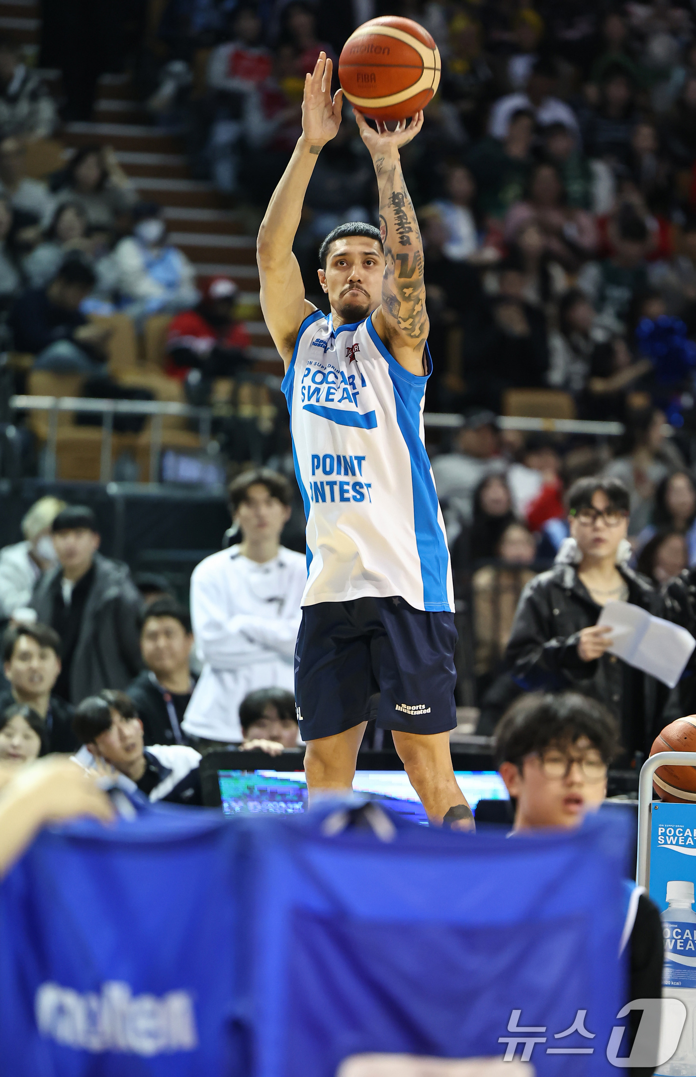 (서울=뉴스1) 김도우 기자 = 18일 오후 서울 송파구 잠실실내체육관에서 열린 2025-2026 LG전자 프로농구 올스타전 팀 브라운과 팀 코니의 경기, 팀 브라운 이선 알바노가 …