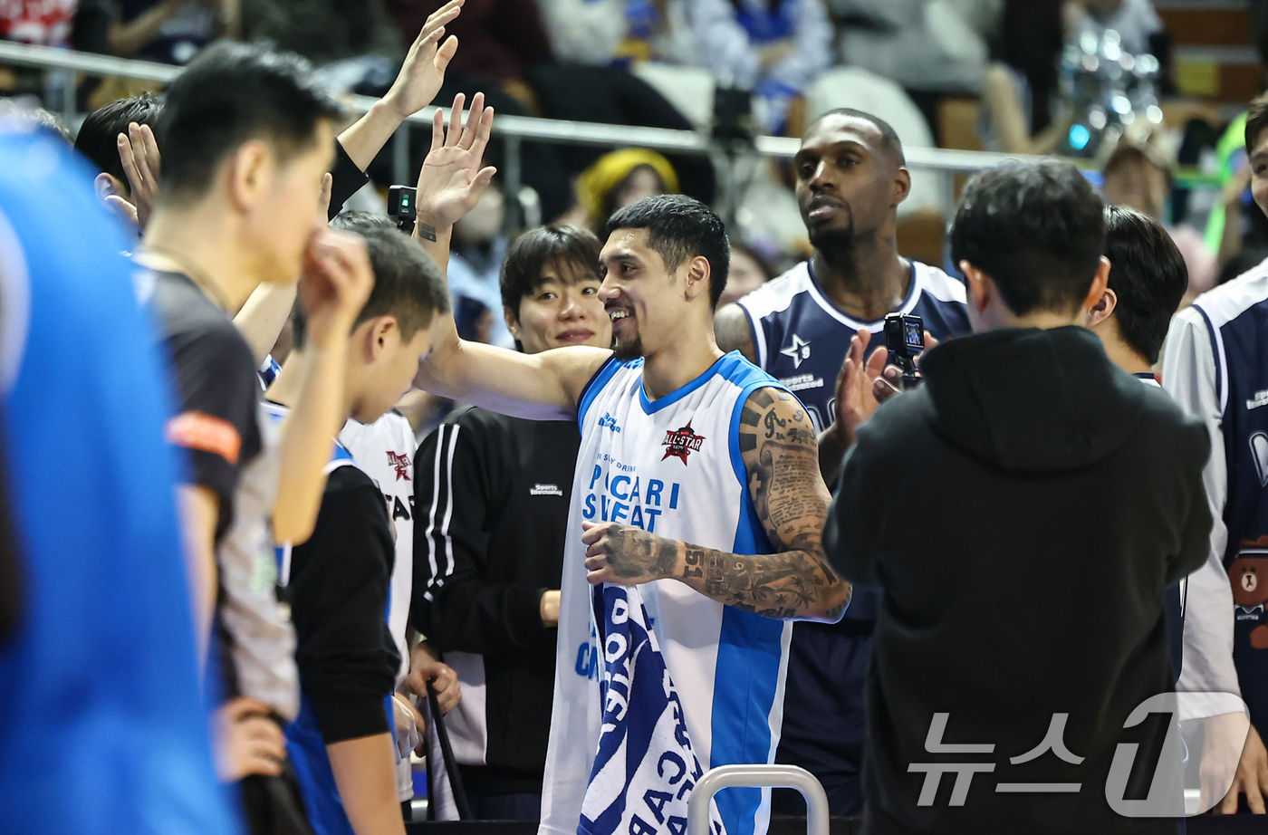 (서울=뉴스1) 김도우 기자 = 18일 오후 서울 송파구 잠실실내체육관에서 열린 2025-2026 LG전자 프로농구 올스타전 팀 브라운과 팀 코니의 경기, 팀 브라운 이선 알바노가 …