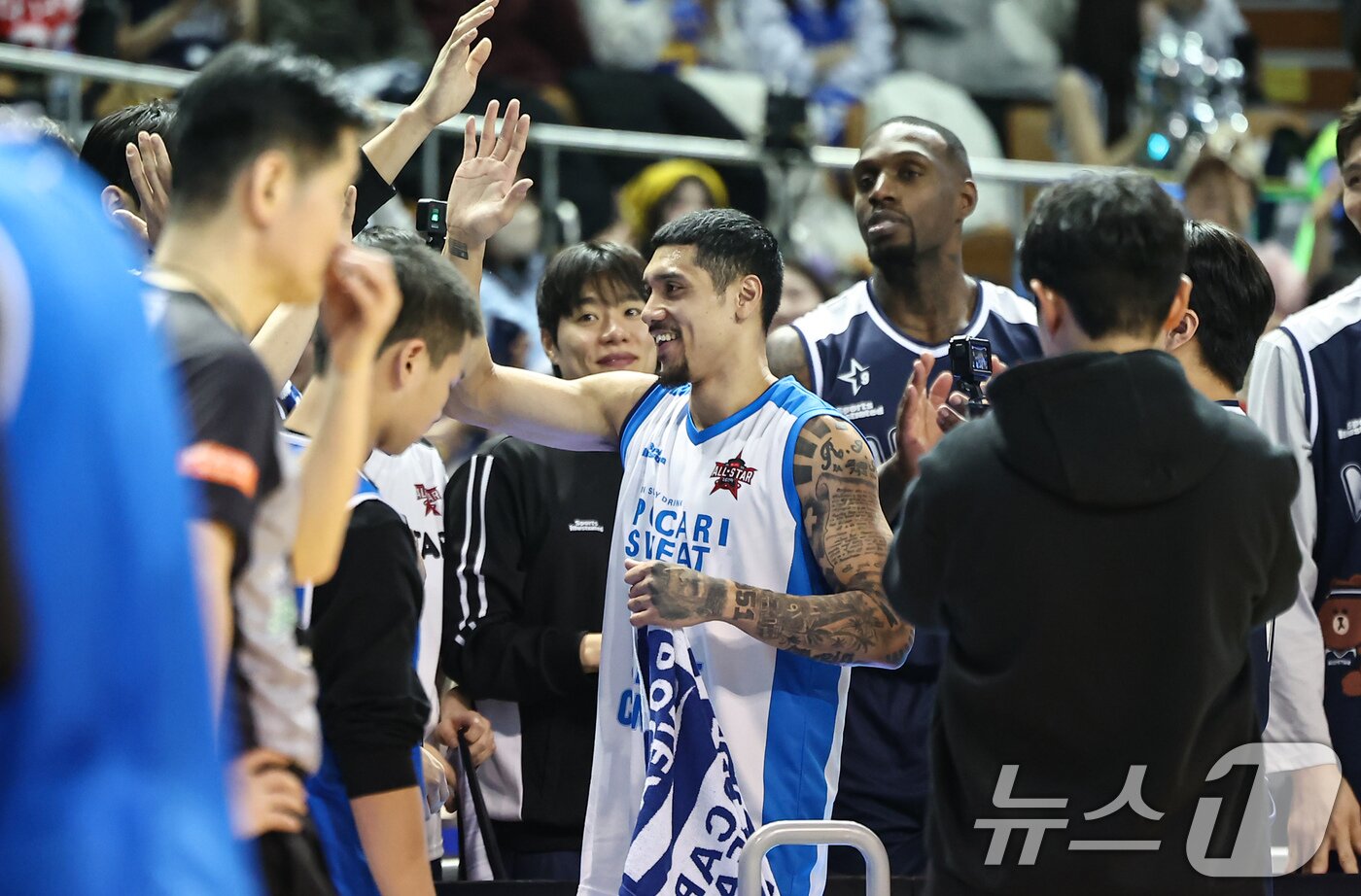 본문 이미지 - 18일 오후 서울 송파구 잠실실내체육관에서 열린 2025-2026 LG전자 프로농구 올스타전 팀 브라운과 팀 코니의 경기, 팀 브라운 이선 알바노가 3점슛 콘테스트 우승 후 동료들에게 축하를 받고 있다. 2026.1.18/뉴스1 ⓒ News1 김도우 기자