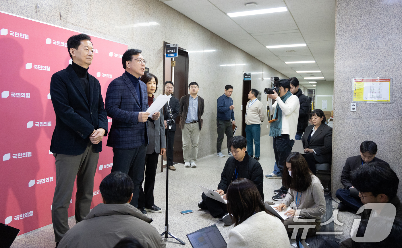 (서울=뉴스1) 이승배 기자 = 송언석 국민의힘 원내대표가 18일 서울 여의도 국회에서 현안 관련 브리핑을 하고 있다. 2026.1.18/뉴스1