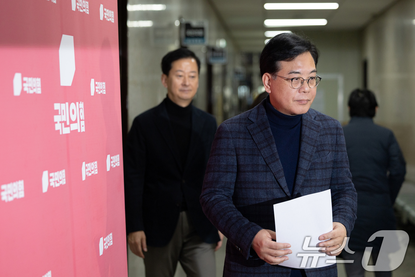 (서울=뉴스1) 이승배 기자 = 송언석 국민의힘 원내대표가 18일 서울 여의도 국회에서 현안 관련 브리핑을 위해 발걸음을 옮기고 있다. 2026.1.18/뉴스1