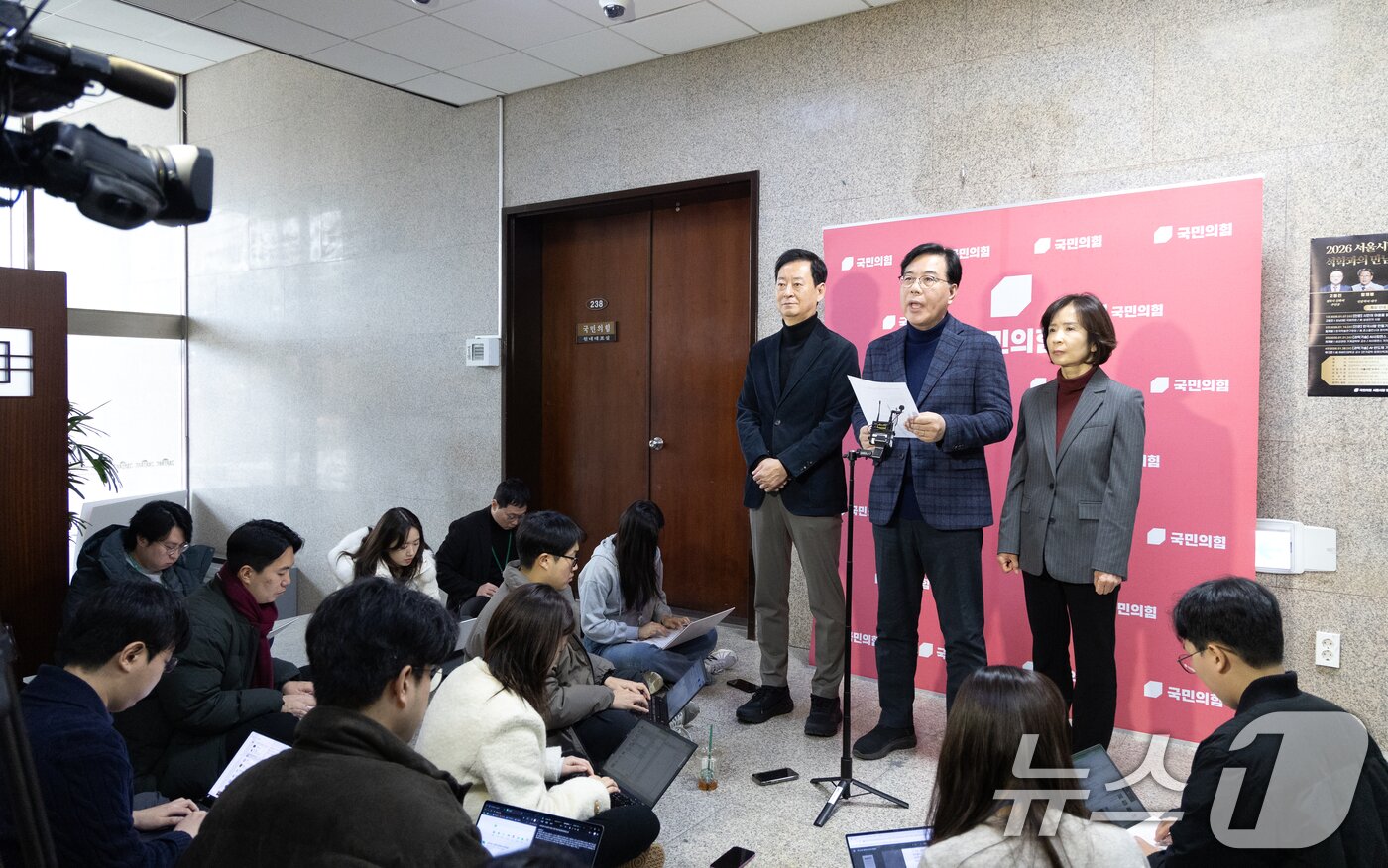 본문 이미지 - 송언석 국민의힘 원내대표가 18일 서울 여의도 국회에서 현안 관련 브리핑을 하고 있다. 2026.1.18/뉴스1 ⓒ News1 이승배 기자