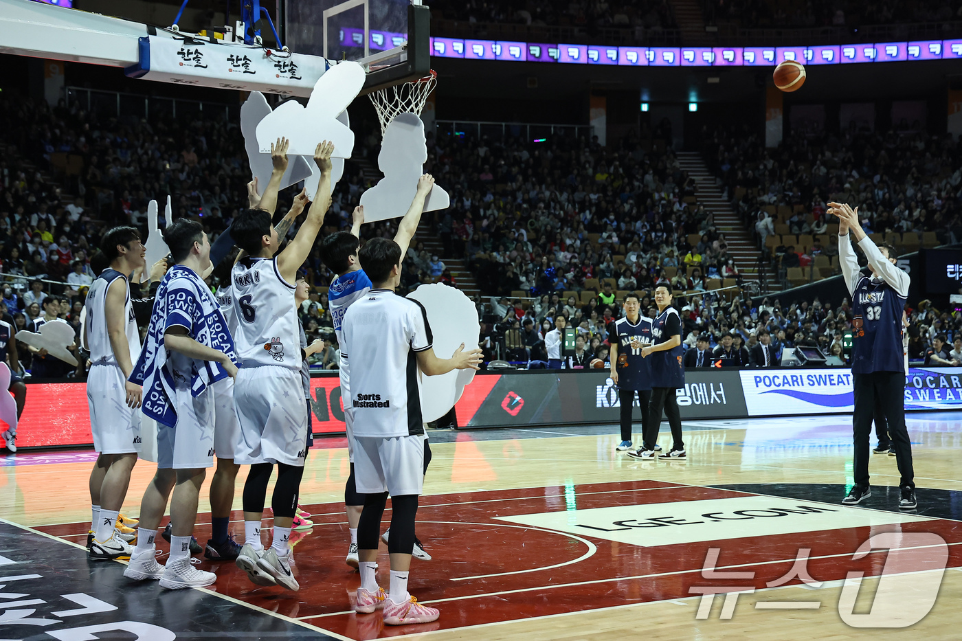 (서울=뉴스1) 김도우 기자 = 18일 오후 서울 송파구 잠실실내체육관에서 열린 2025-2026 LG전자 프로농구 올스타전 팀 브라운과 팀 코니의 경기, 팀 코니 선수들이 팀 브 …