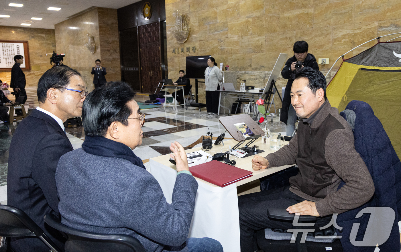 (서울=뉴스1) 이승배 기자 = 더불어민주당의 통일교 및 공천뇌물 특검 수용을 촉구하며 4일째 단식을 이어가고 있는 장동혁 국민의힘 대표가 18일 서울 여의도 국회 로텐더홀에서 전 …