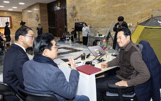 장동혁 대표 단식 농성장 찾은 전병현 새미래민주당 대표