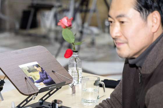 장 대표 책상에 놓인 단식 투쟁 사진