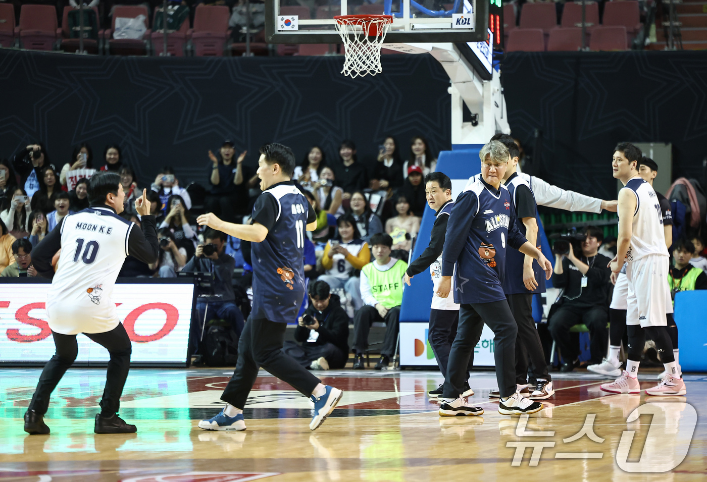 (서울=뉴스1) 김도우 기자 = 18일 오후 서울 송파구 잠실실내체육관에서 열린 2025-2026 LG전자 프로농구 올스타전 팀 브라운과 팀 코니의 경기, 양팀 감독들이 경기를 펼 …