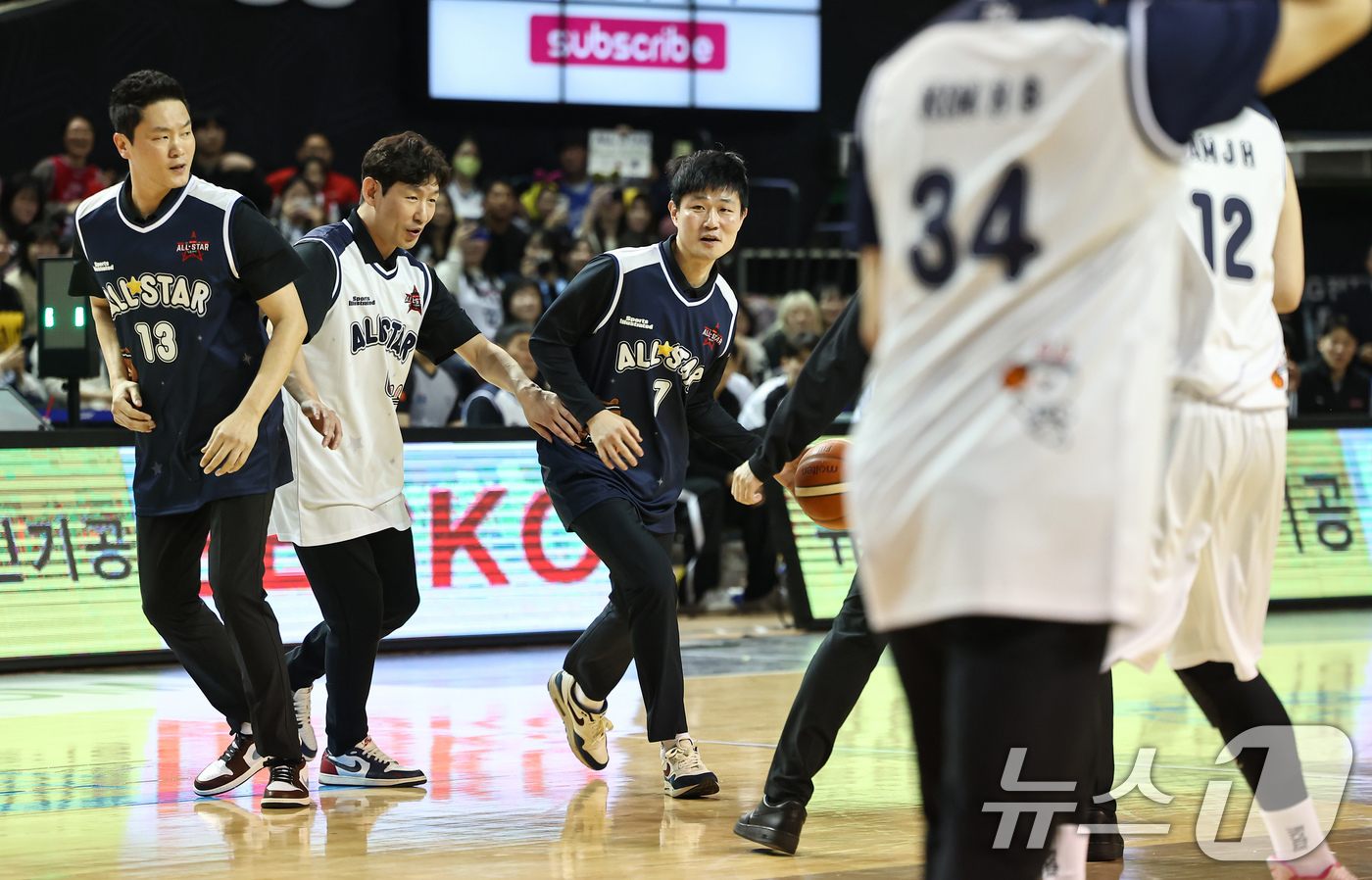 (서울=뉴스1) 김도우 기자 = 18일 오후 서울 송파구 잠실실내체육관에서 열린 2025-2026 LG전자 프로농구 올스타전 팀 브라운과 팀 코니의 경기, 양팀 감독들이 경기를 펼 …