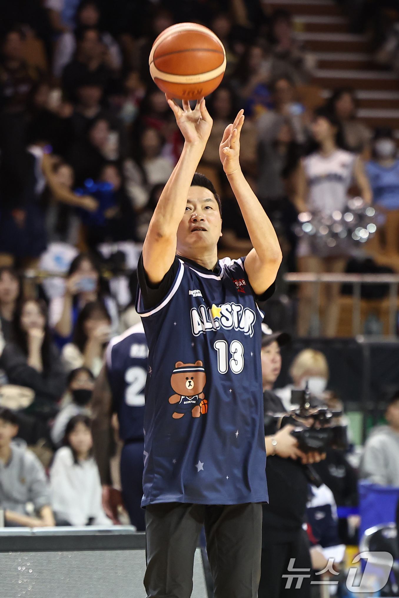 (서울=뉴스1) 김도우 기자 = 18일 오후 서울 송파구 잠실실내체육관에서 열린 2025-2026 LG전자 프로농구 올스타전 팀 브라운과 팀 코니의 경기, 팀 브라운 전희철 감독이 …