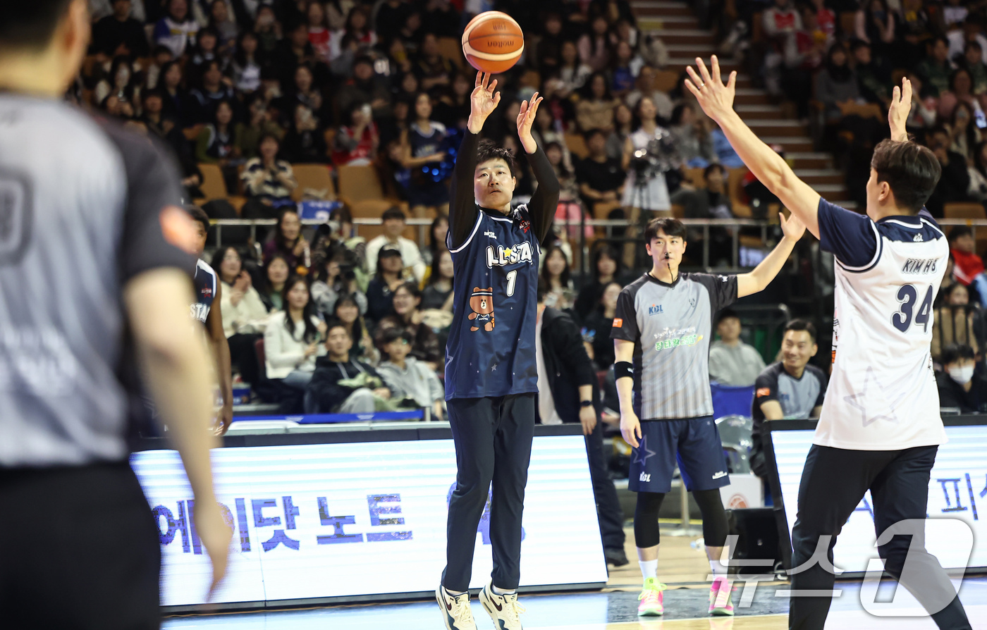 (서울=뉴스1) 김도우 기자 = 18일 오후 서울 송파구 잠실실내체육관에서 열린 2025-2026 LG전자 프로농구 올스타전 팀 브라운과 팀 코니의 경기, 팀 브라운 강혁 감독이 …