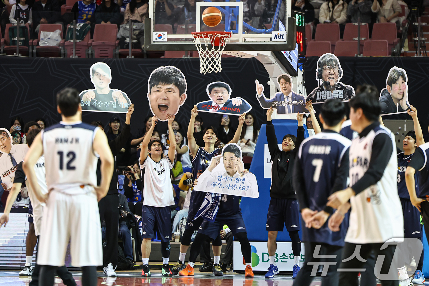 (서울=뉴스1) 김도우 기자 = 18일 오후 서울 송파구 잠실실내체육관에서 열린 2025-2026 LG전자 프로농구 올스타전 팀 브라운과 팀 코니의 경기, 팀 브라운 선수들이 팀 …