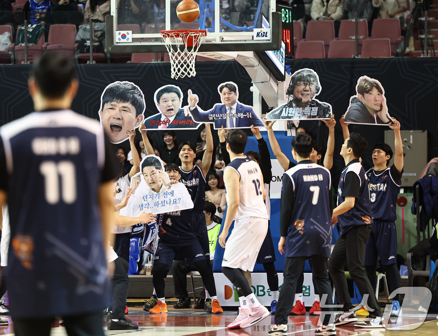 (서울=뉴스1) 김도우 기자 = 18일 오후 서울 송파구 잠실실내체육관에서 열린 2025-2026 LG전자 프로농구 올스타전 팀 브라운과 팀 코니의 경기, 팀 브라운 선수들이 팀 …