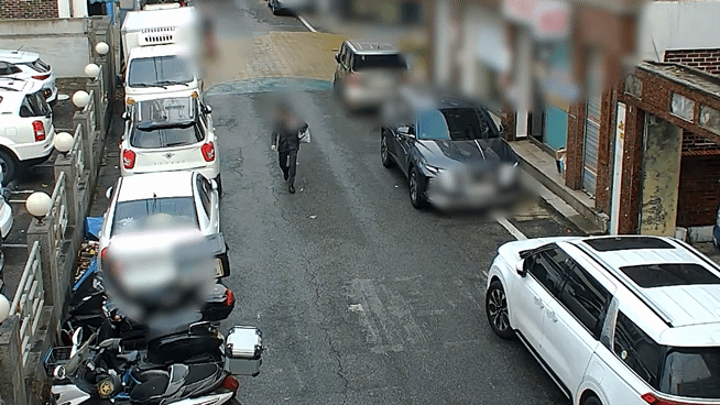 본문 이미지 - 폐쇄회로(CC)TV에 포착된 A 씨(경기남부경찰청 제공/뉴스1)