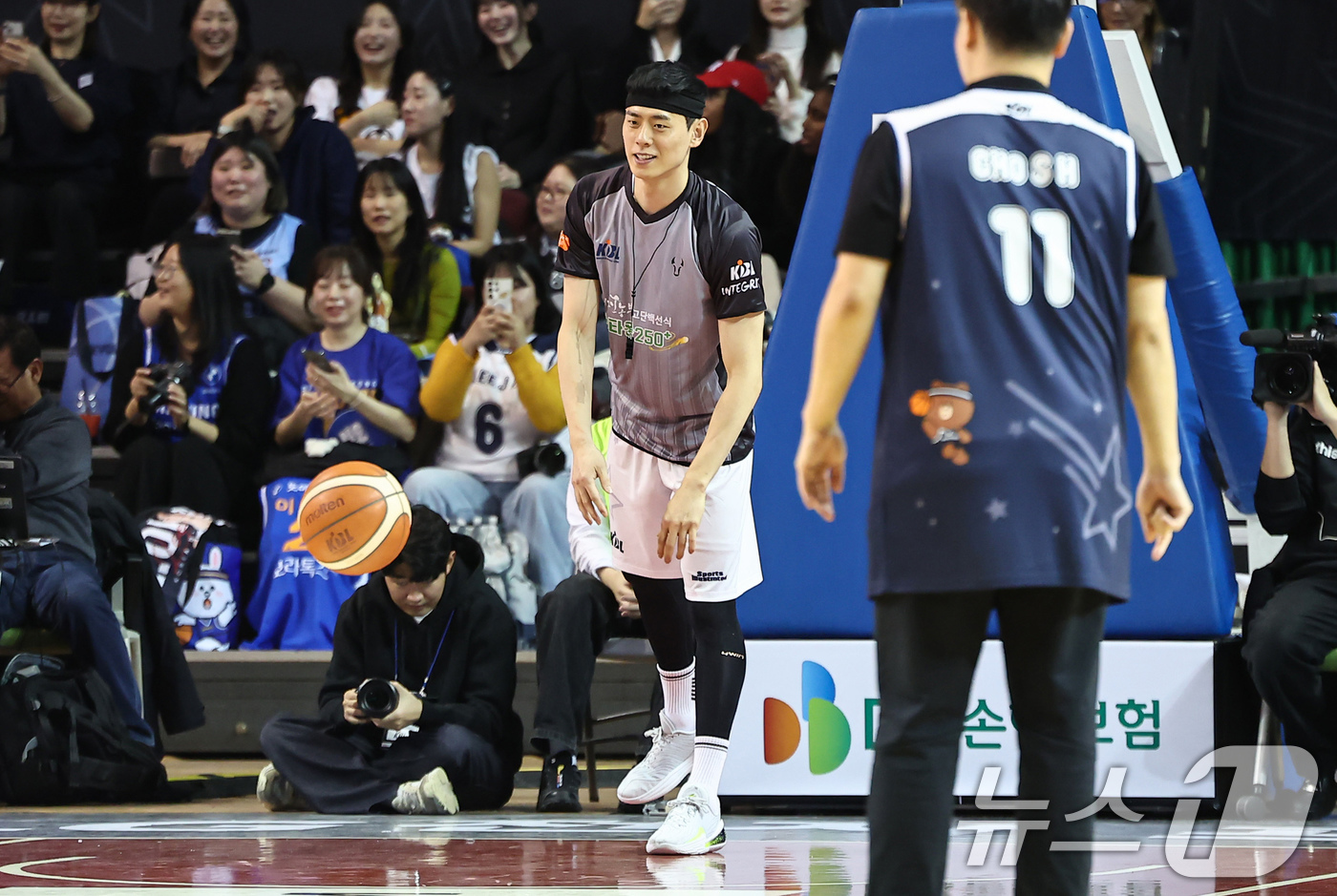 (서울=뉴스1) 김도우 기자 = 18일 오후 서울 송파구 잠실실내체육관에서 열린 2025-2026 LG전자 프로농구 올스타전 팀 브라운과 팀 코니의 경기, 팀 코니 이관희가 심판으 …