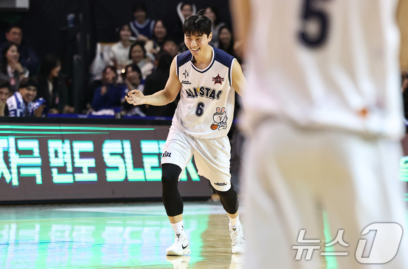 (서울=뉴스1) 김도우 기자 = 18일 오후 서울 송파구 잠실실내체육관에서 열린 2025-2026 LG전자 프로농구 올스타전 팀 브라운과 팀 코니의 경기, 팀 코니 박지훈이 골을 …