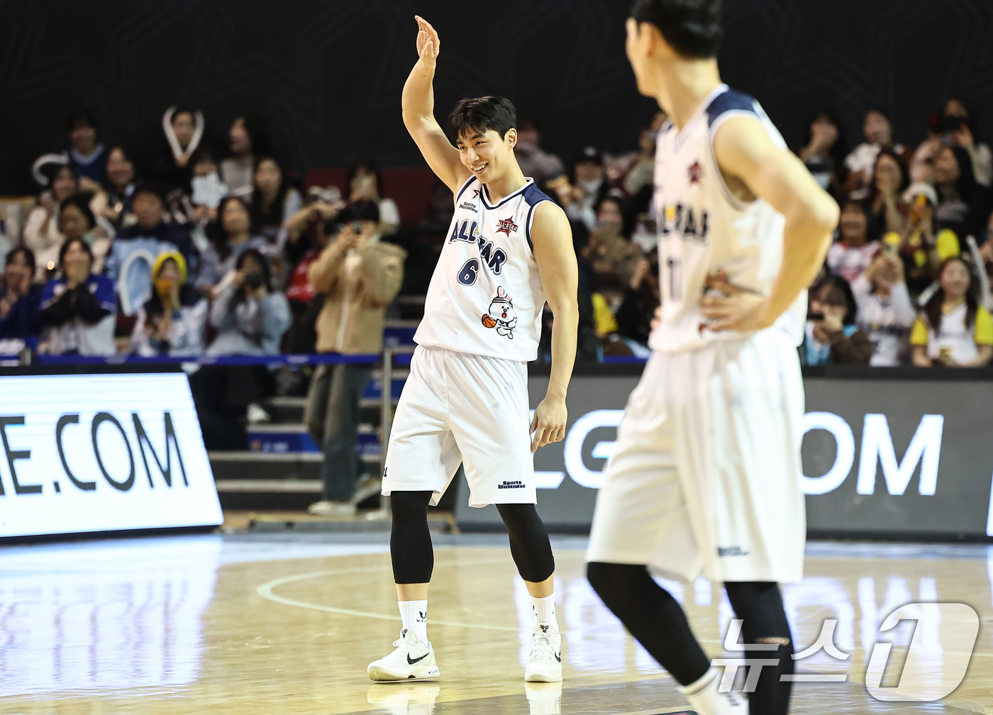 (서울=뉴스1) 김도우 기자 = 18일 오후 서울 송파구 잠실실내체육관에서 열린 2025-2026 LG전자 프로농구 올스타전 팀 브라운과 팀 코니의 경기, 팀 코니 박지훈이 골을 …