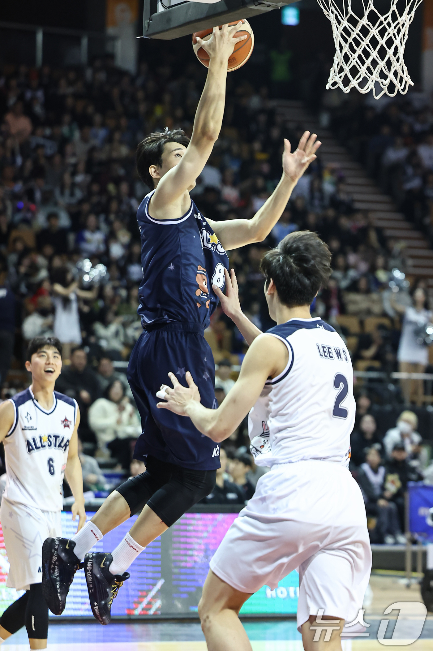 (서울=뉴스1) 김도우 기자 = 18일 오후 서울 송파구 잠실실내체육관에서 열린 2025-2026 LG전자 프로농구 올스타전 팀 브라운과 팀 코니의 경기, 팀 브라운 안영준이 슛을 …