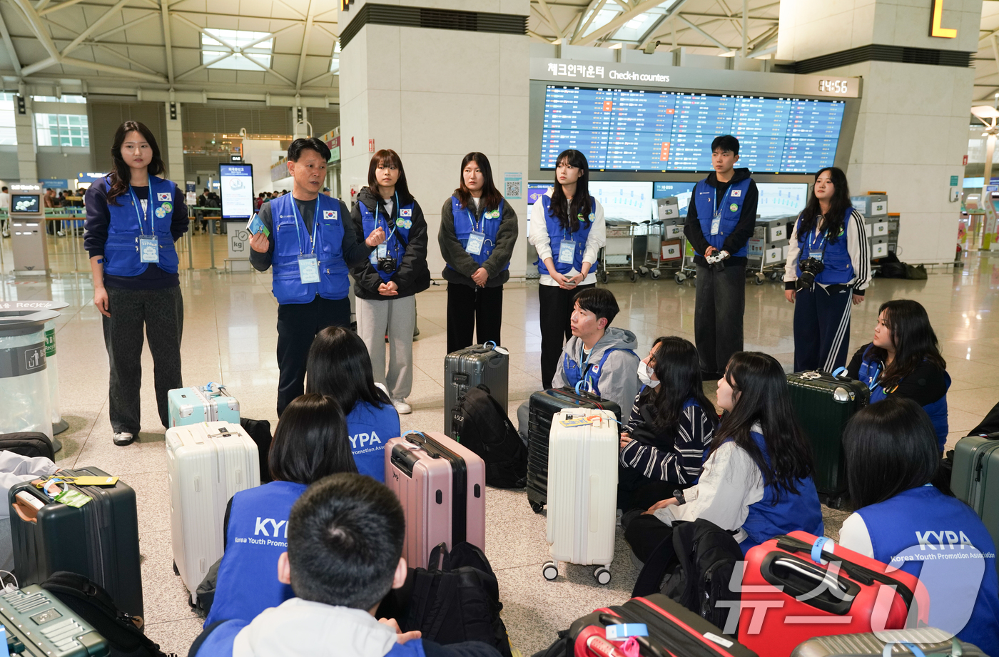 (서울=뉴스1) = 한국청소년진흥협회는 18일 인천국제공항에서 대학생 해외 봉사단 14기 출국식을 가졌다고 밝혔다.이번 봉사단 35명은 5박 7일간의 일정으로 라오스 현지를 방문해 …