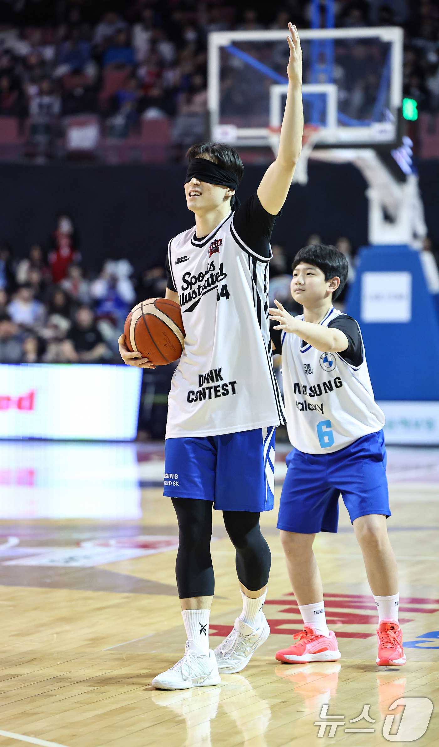 (서울=뉴스1) 김도우 기자 = 18일 오후 서울 송파구 잠실실내체육관에서 열린 2025-2026 LG전자 프로농구 올스타전 덩크슛 콘테스트에서 서울 삼성 조준희가 눈을 가리고 덩 …
