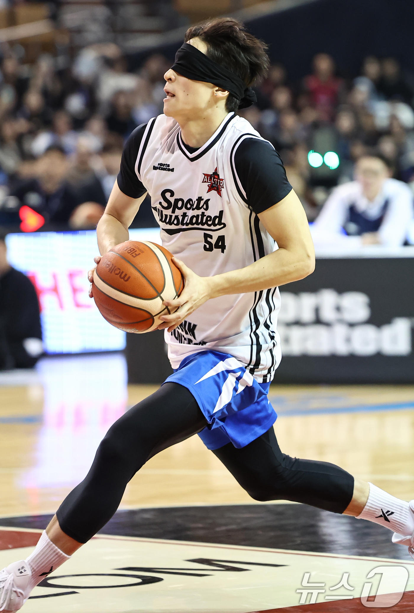 (서울=뉴스1) 김도우 기자 = 18일 오후 서울 송파구 잠실실내체육관에서 열린 2025-2026 LG전자 프로농구 올스타전 덩크슛 콘테스트에서 서울 삼성 조준희가 눈을 가리고 덩 …