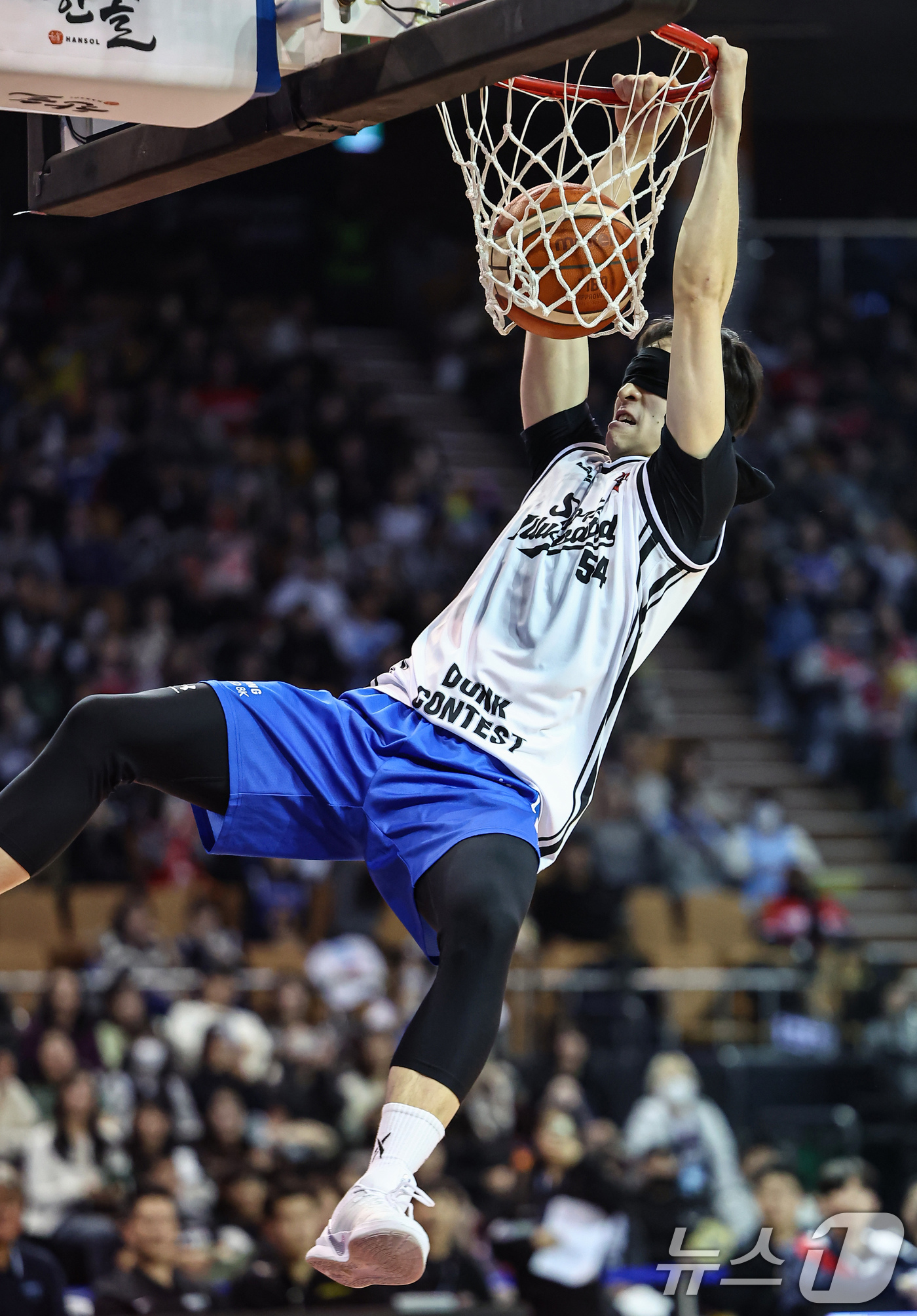 (서울=뉴스1) 김도우 기자 = 18일 오후 서울 송파구 잠실실내체육관에서 열린 2025-2026 LG전자 프로농구 올스타전 덩크슛 콘테스트에서 서울 삼성 조준희가 눈을 가리고 덩 …