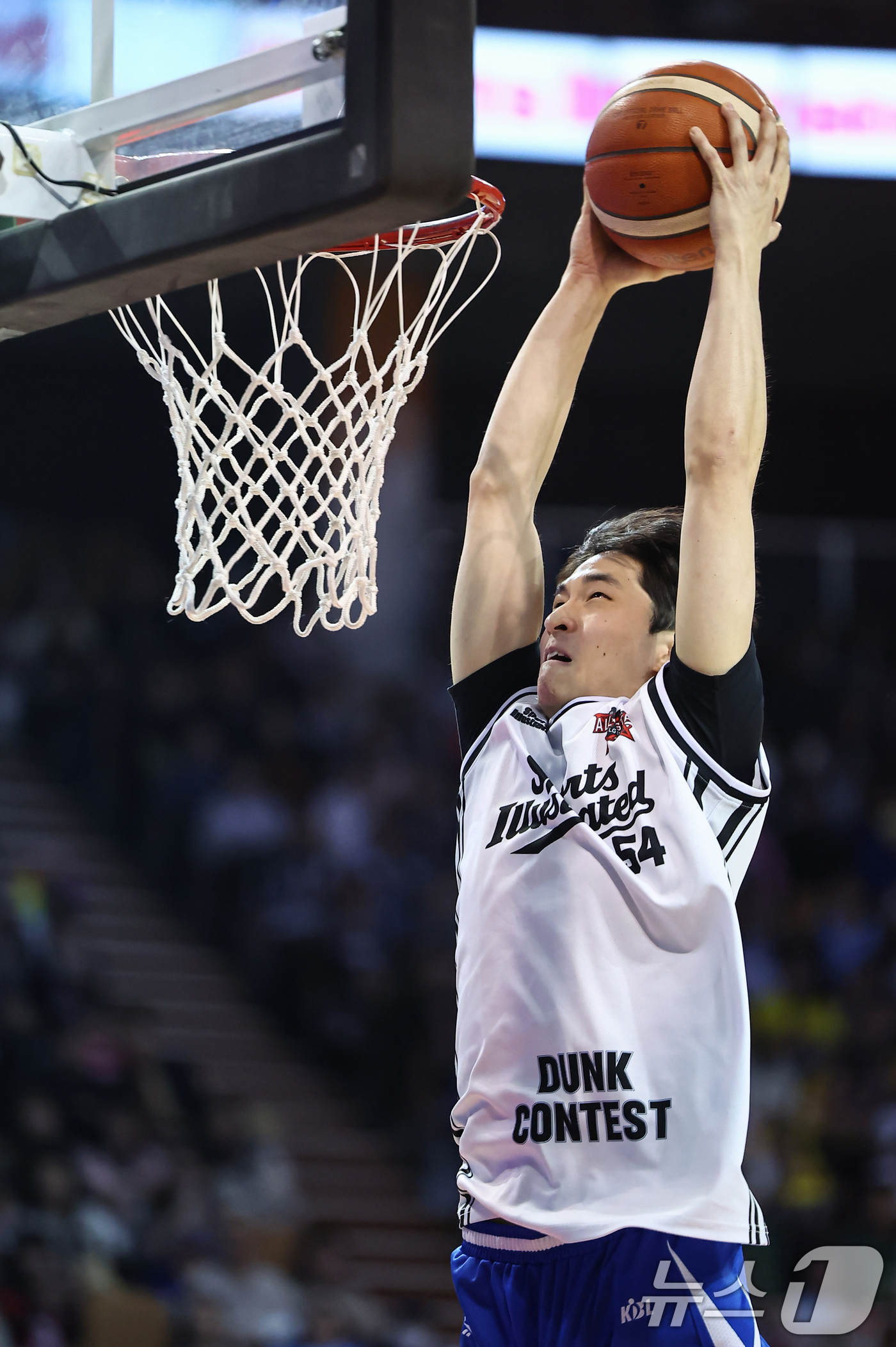 (서울=뉴스1) 김도우 기자 = 18일 오후 서울 송파구 잠실실내체육관에서 열린 2025-2026 LG전자 프로농구 올스타전 덩크슛 콘테스트에서 서울 삼성 조준희가 덩크슛을 하고 …