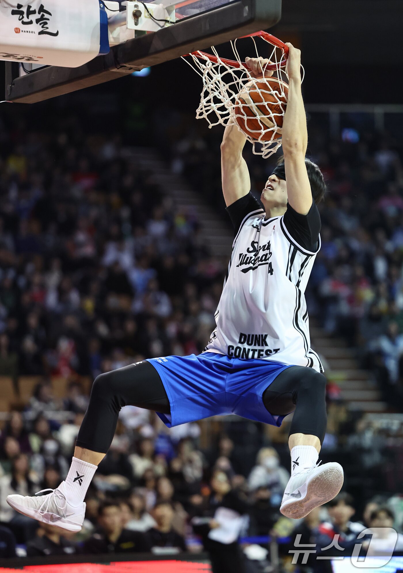 본문 이미지 - 18일 오후 서울 송파구 잠실실내체육관에서 열린 2025-2026 LG전자 프로농구 올스타전 덩크슛 콘테스트에서 서울 삼성 조준희가 눈을 가리고 덩크슛을 성공하고 있다. 2026.1.18/뉴스1 ⓒ News1 김도우 기자