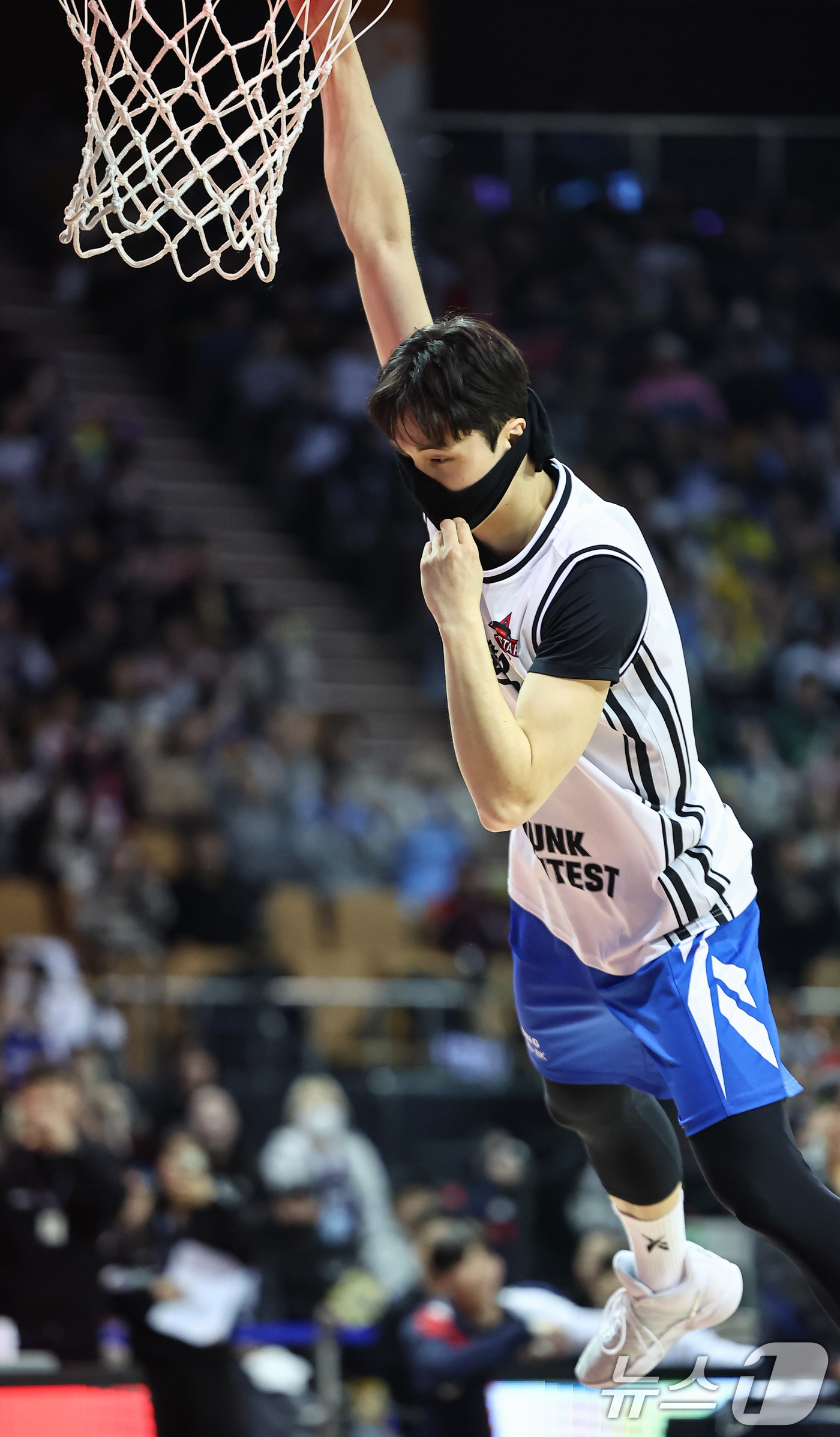 (서울=뉴스1) 김도우 기자 = 18일 오후 서울 송파구 잠실실내체육관에서 열린 2025-2026 LG전자 프로농구 올스타전 덩크슛 콘테스트에서 서울 삼성 조준희가 눈을 가리고 덩 …